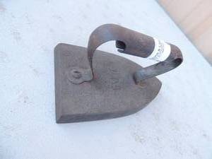 lot 418 image: Cast irons with handles marked JM no. 5