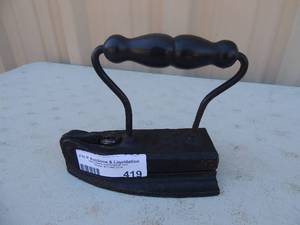lot 419 image: CAST IRON WITH FLUTER  CRIMPER