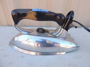 lot 423 image: Metal iron with handle and cord Heat master deluxe no. 116