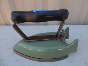 lot 424 image: Metal iron with handle and cord