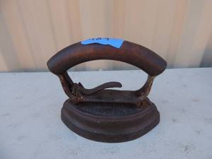 lot 427 image: Cast iron with removable handle illegible markings