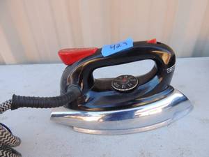 lot 429 image: Metal iron with cord Procter never lift model 984