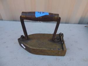 lot 431 image: Cast iron with handles no markings