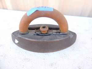 lot 438 image: cast iron with removable handle no markings