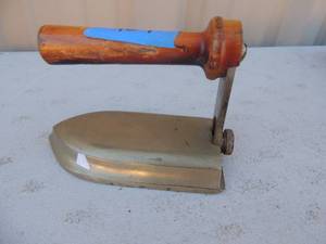 lot 439 image: Metal iron with handle Sticker shown