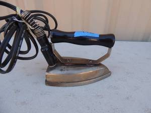 lot 442 image: Metal iron with handle and cord no markings