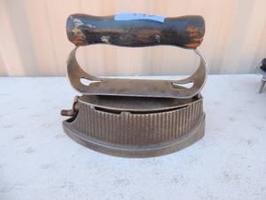 lot 443 image: Cast iron with liftable handle no markings