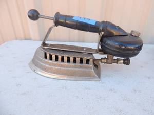 lot 445 image: cast iron with handle has gassteam canister no markings