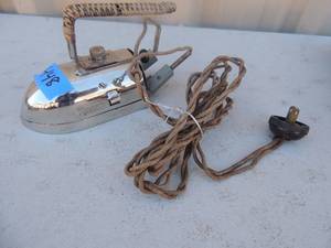 lot 448 image: Metal iron with handle and cord Rowenta E5063