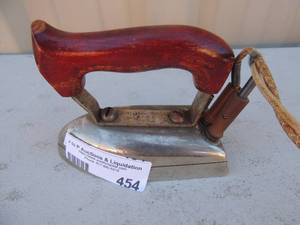 lot 454 image: Metal Iron with handle and cord Discus C5263