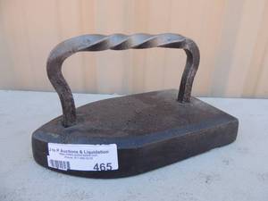 lot 465 image: Cast iron with handle no markings 9x6x6