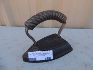 lot 468 image: cast iron with handle W6  6x4x6