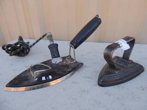 lot 471 image: Lot of 2 cast iron with stands British made 7x4x5 and 5x3x4