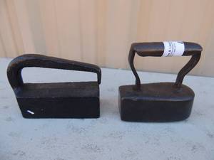 lot 472 image: Lot of 2 solid cast iron no markings 5x3x5 and 5x2x4