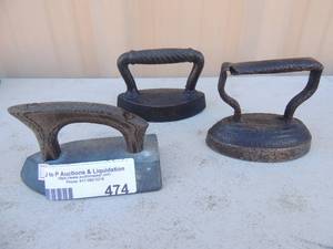 lot 474 image: Lot of 3 SALEMAN SAMPLE MINI IRONS cast irons no markings 5x3x3