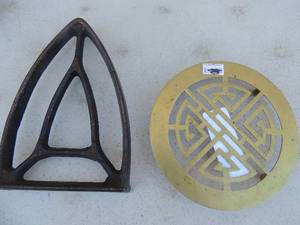 lot 484 image: Lot of 2 cast iron stands one gold circle India