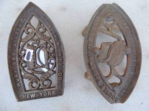 lot 485 image: lot of 2 cast iron stands double point I-want-u comfort iron Rosenbaum MFG. Co. and u-need-it gas iron