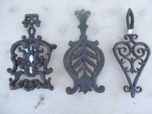 lot 487 image: Lot of 3 cast iron stands no markings