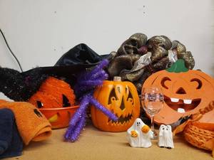 lot 60 image: Pumpkins and Halloween Dcor