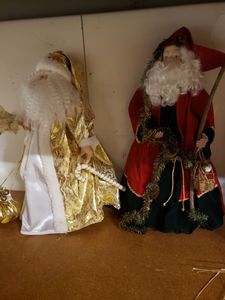 lot 64 image: 22 Santas (One White and Gold, One Red and Green)