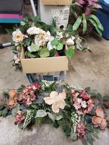 lot 76 image: Floral Swag, Dried Flowers, 26 Vase, Box of Wrapping Paper