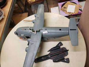 lot 91 image: U.S. Toy Planes 07 Cargo Plane S.F2573 30 Long and 955 USAF SR-71