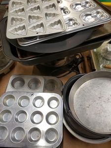 lot 94 image: Muffin Trays, 13x9 Pan, WonderFry Fryer Cooker