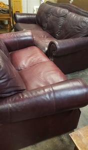 lot 51 image: Leather Sofa (90x40x40)  and matching Loveseat