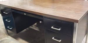 lot 9 image: Laminate Top Metal Framed Desk with Drawers 60x30x30