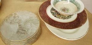 lot 10 image: Souvenir Plates with Gold Trim, see pictures