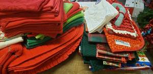 lot 109 image: Red and Green Placemats, napkins and towels