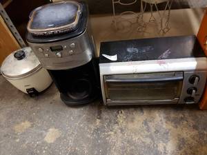 lot 102 image: Black and Decker Toast-R-Oven, CuisineArt Coffee GrinderMaker, Toshiba Pot