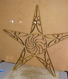 lot 121 image: AMAZING CHRISTMAS STAR WALL HANGER - LIGHTS CAN BE WRAPPED AROUND IT. LARGE