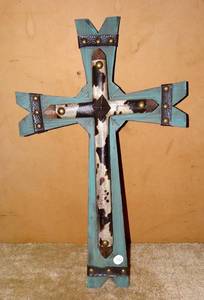 lot 132 image: UNIQUE WOODEN AND LEATHER CROSS - MEASURES - RETAIL $27.99