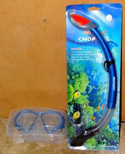 lot 163 image: NEW SNORKEL AND GOGGLES SET WITH CARRYING BAG - $29.99