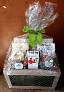 lot 194 image: DRIED FRUIT BASKET ARRANGEMENT