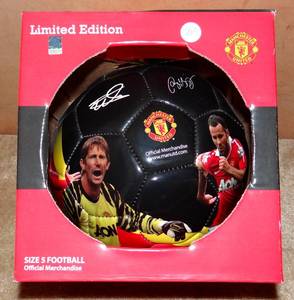 lot 219 image: 2011 MANCHESTER UNITED OFFICIAL MERCHANDISE - SIZE 5 SOCCER BALL WITH FACSIMILE AUTOGRAPHS AND PHOTO SOCCER BALL - VERY COLLECTIBLE