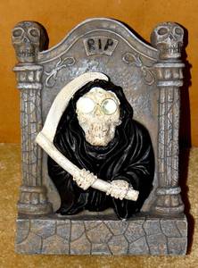 lot 65 image: LIGHTAHEAD SOLAR POWERED MOTION ACTIVATED DEATH WITH SICKLE WALLDESKTOP HANGER