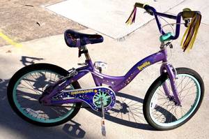lot 253 image: CUTE SCHWINN GIRLS BICYCLE WITH FROZEN PROTECTIVE HELMET