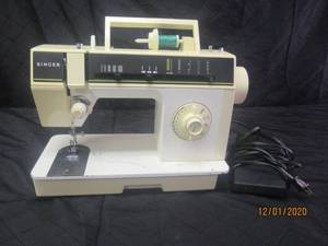 lot 16 image: SINGER 6012C SEWING MACHINE