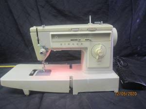 lot 39 image: VINTAGE SINGER STYLIST 533 MACHINE&nbsp PROPERLY WORN FACE COVERING REQUIRED