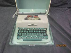 lot 44 image: VINTAGE UNDERWOOD JEWELL TYPEWRITER IN CASE