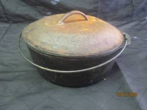lot 53 image: CAST IRON DUTCH OVEN WITH LID