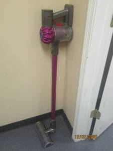 lot 104 image: DYSON VACUUM V6 ABSOLUTE MOTORHEAD