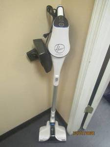 lot 106 image: HOOVER REACT WBATTERY CHARGER&nbsp PROPERLY WORN FACE COVERING REQUIRED