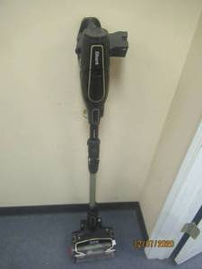 lot 110 image: DUO SHARK CLEAN WITH 2 BATTERIES NO CHARGING CABLE