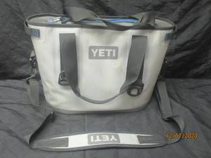 lot 116 image: YETI BAG HOPPER 20