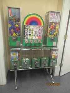 lot 135 image: 8 HEAD CANDYTOY VENDING MACHINE