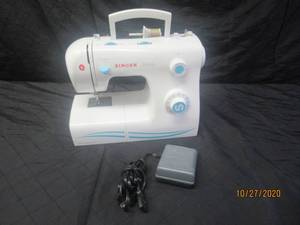lot 177 image: SINGER SEWING MACHINE�POWER ON� ( NEEDLE GET STUCK)�