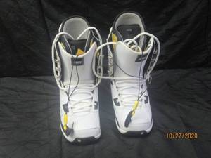 lot 179 image: OUTLAST BURTON HAIL SNOWBOARD BOOTS��SIZE 10.5 MEN�